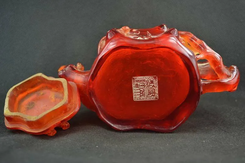 7.15''L- Chinese Natural Antique Exquisite GEOMANTIC AMBER Handcarved Sculpture Lucky Teapot Statue