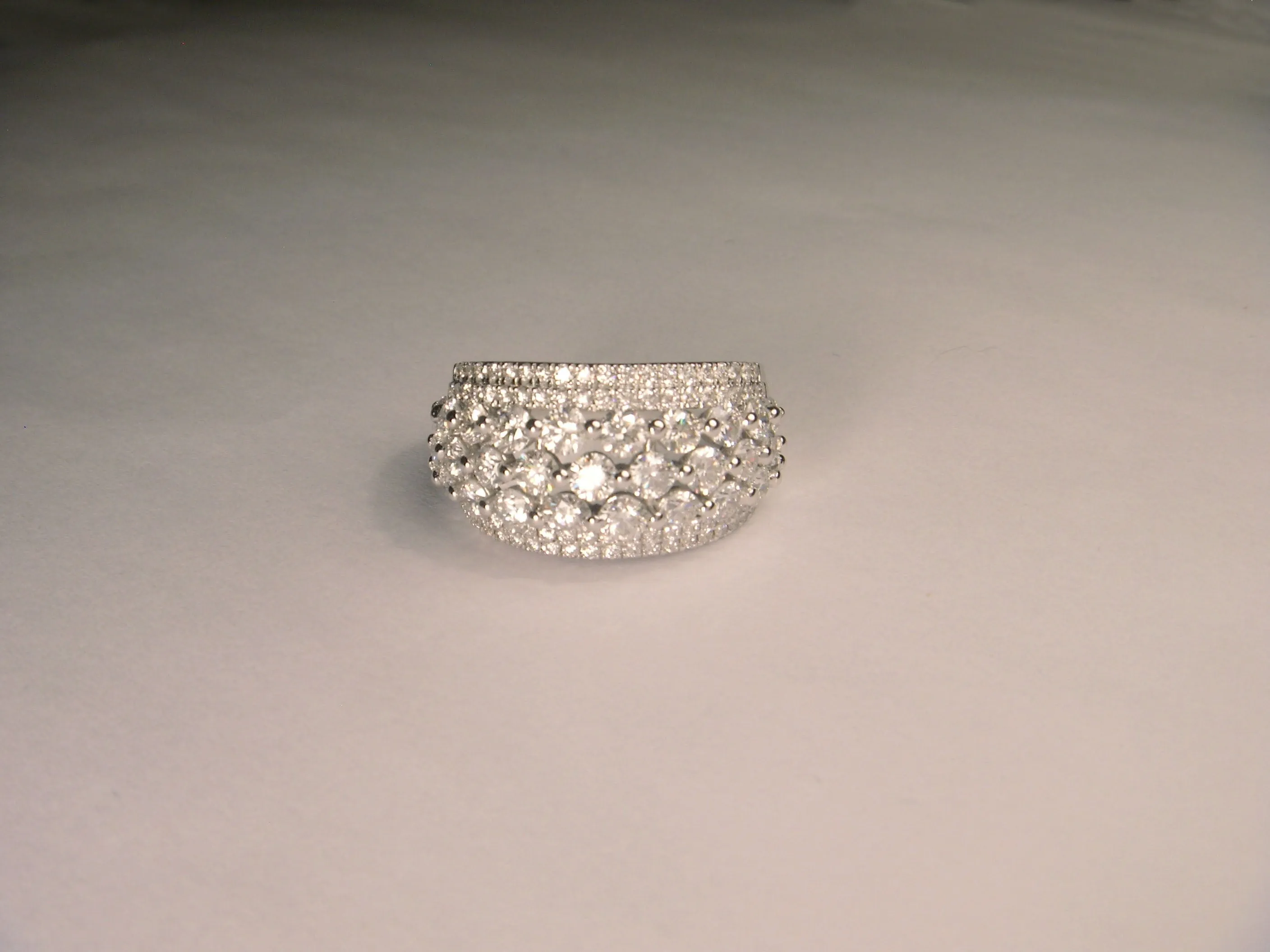 Exquisite 18K White Gold Diamond Designer Ring Band