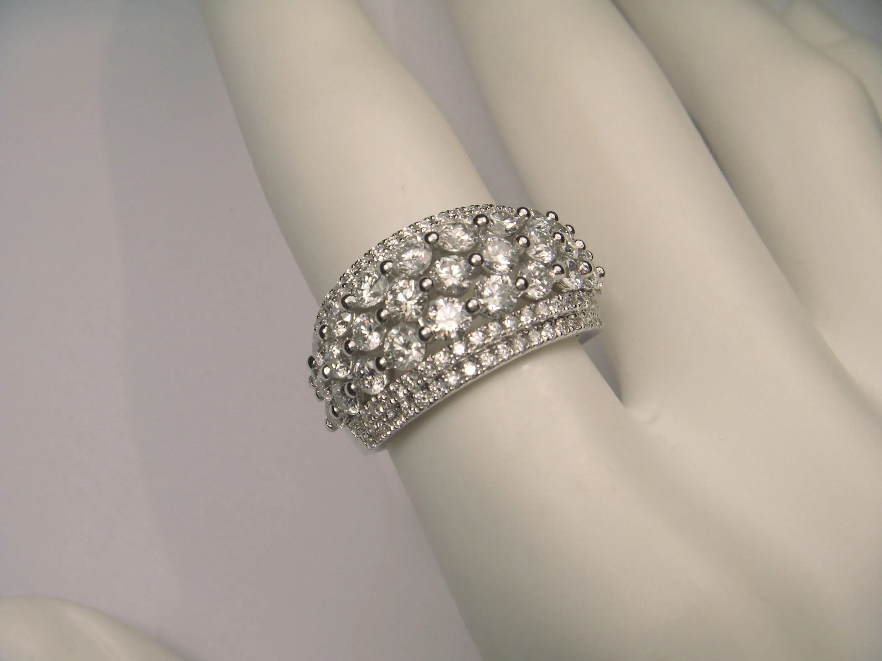 Exquisite 18K White Gold Diamond Designer Ring Band