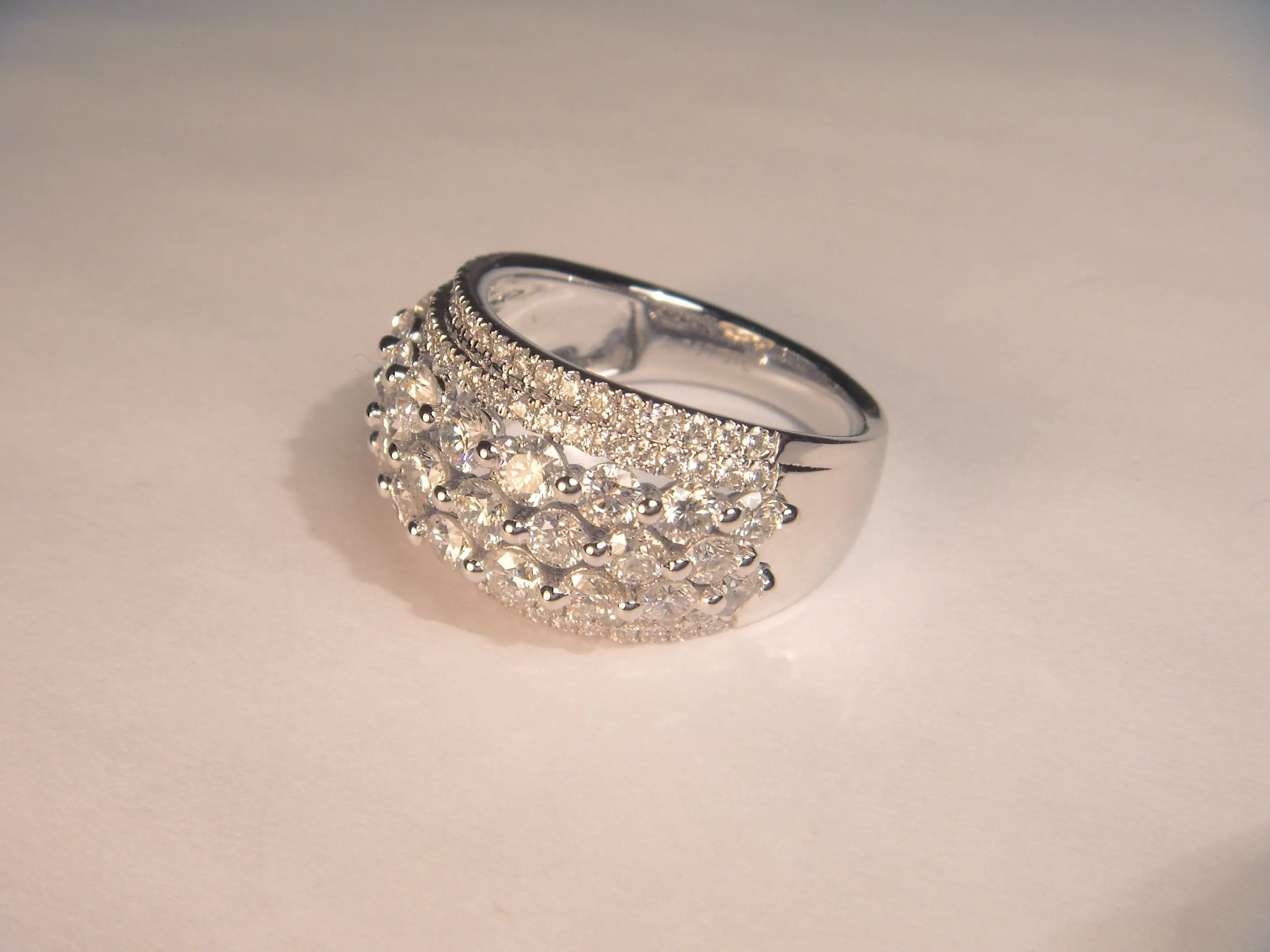 Exquisite 18K White Gold Diamond Designer Ring Band