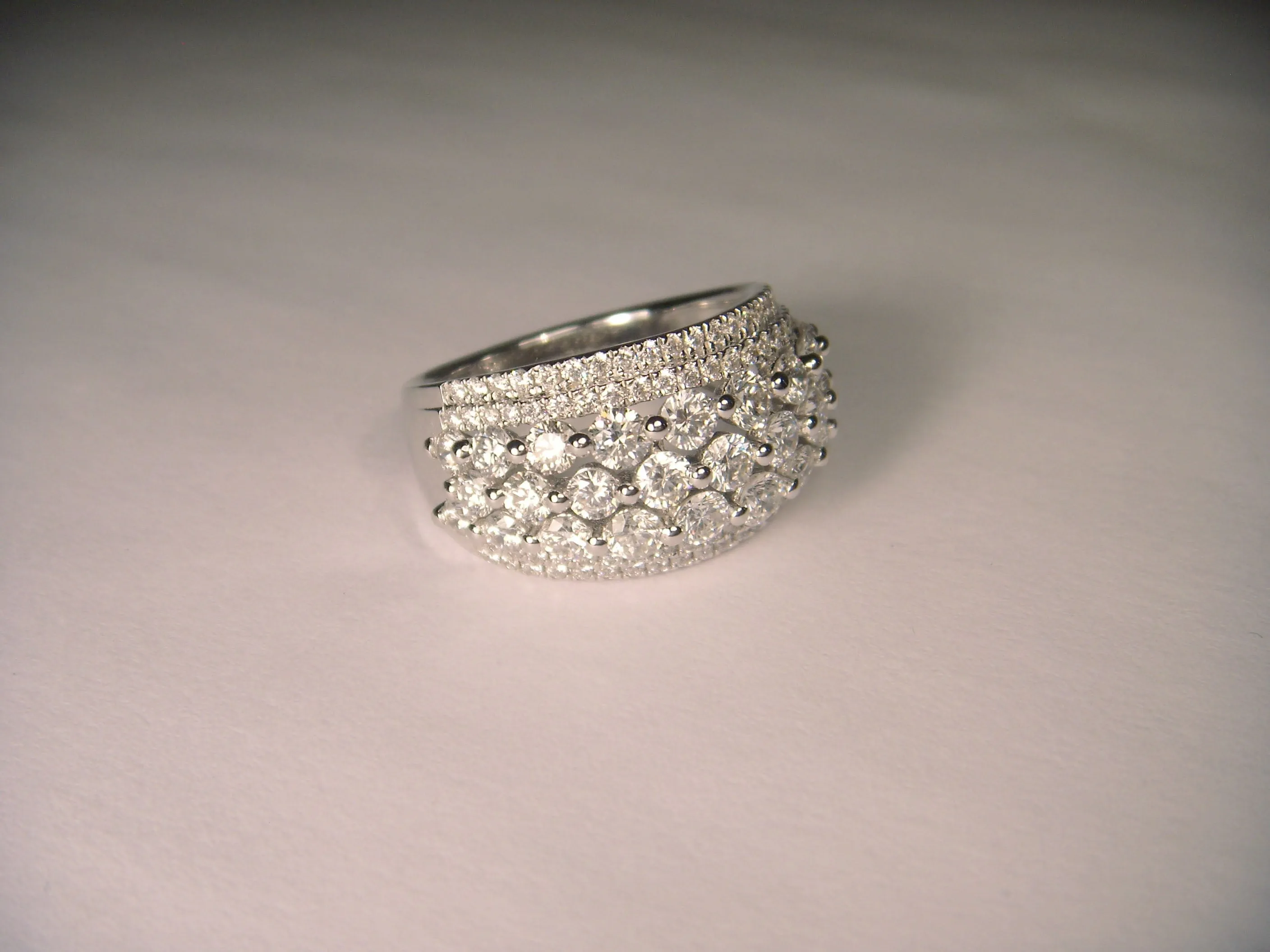 Exquisite 18K White Gold Diamond Designer Ring Band