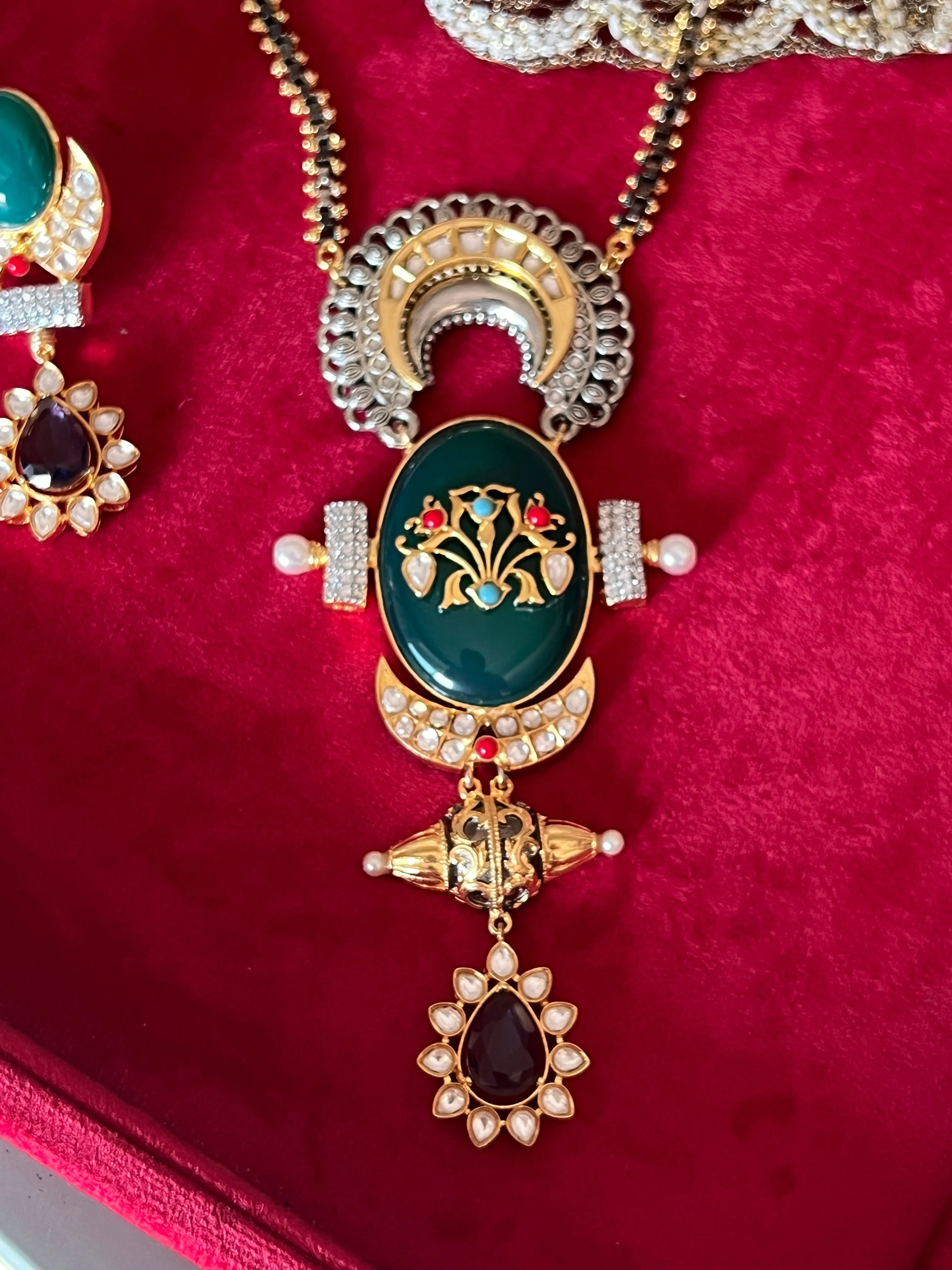 Exquisite Amrapali Fusion Pendant Necklace - Elevate Your Elegance