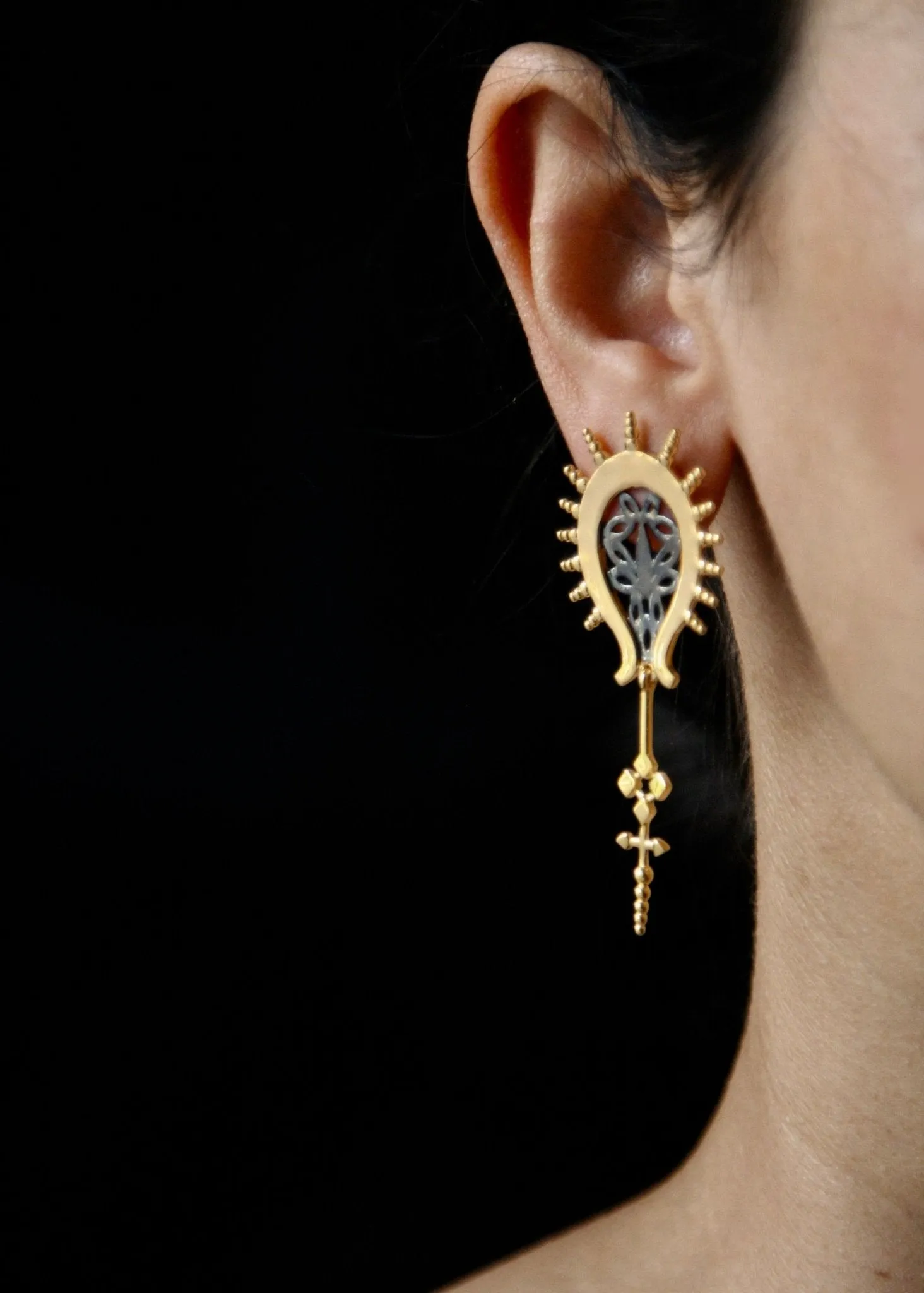 Exquisite, gold plated, two-tone 'Sunehri' earrings