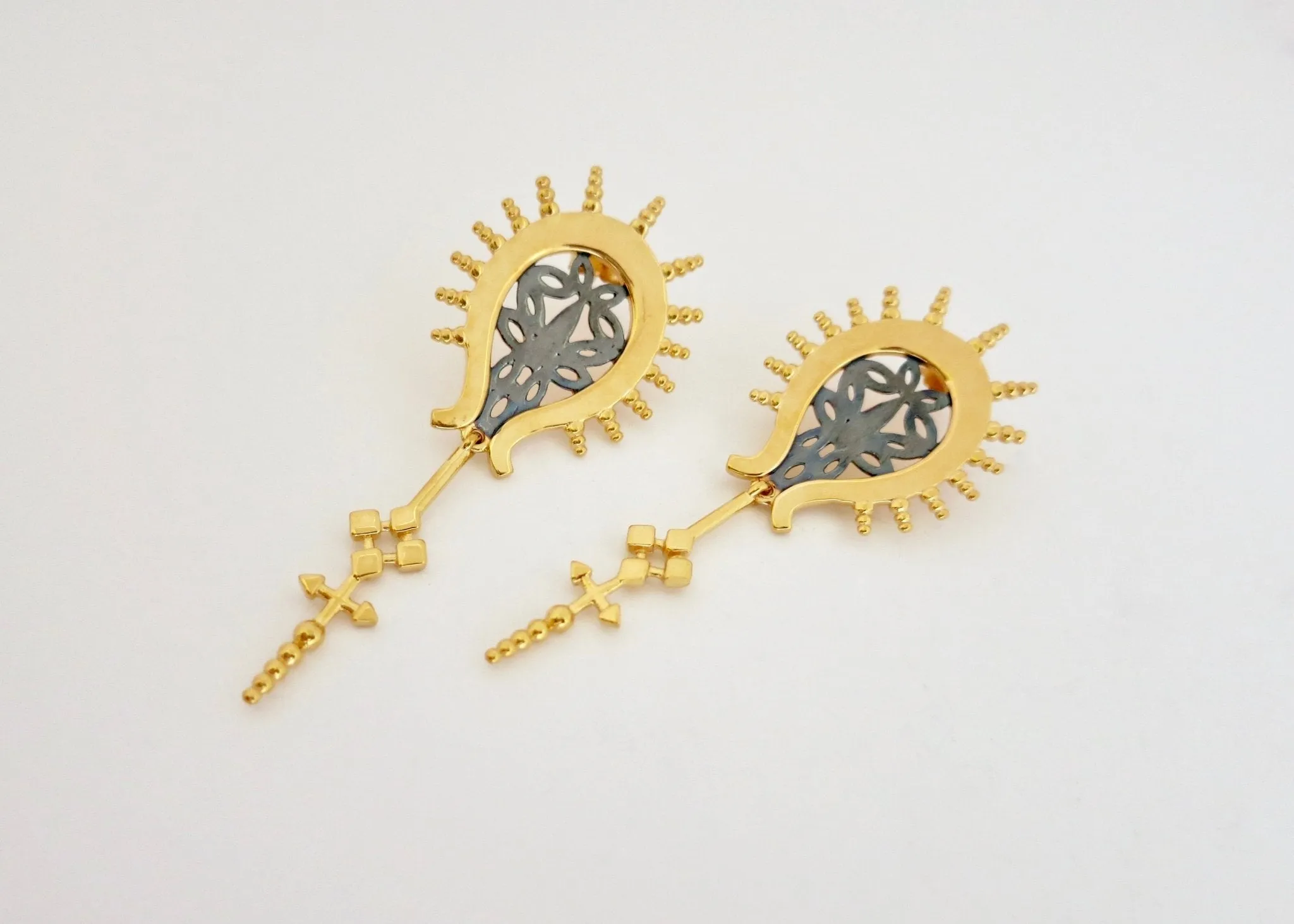 Exquisite, gold plated, two-tone 'Sunehri' earrings