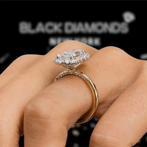 Exquisite Yellow Gold Halo Oval Cut Engagement Ring