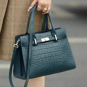 Genuine Leather Women Bag, extreme sophistication perfect to bring presence to the business world without losing feminism.