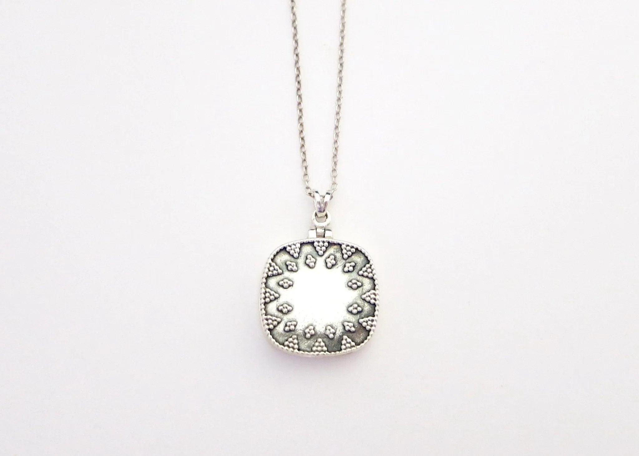 NEW! Exquisite square locket pendant