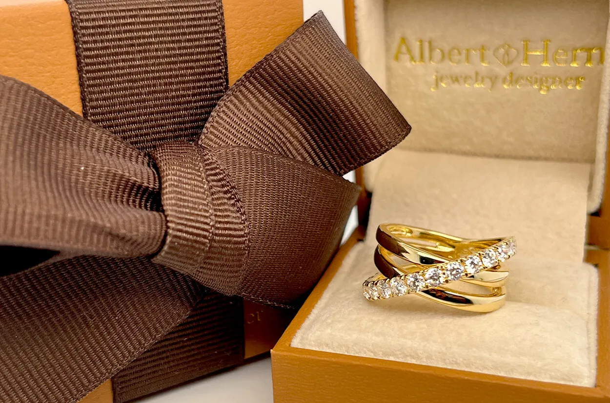 Ring 18kt Gold & Pave Diamonds Crossover